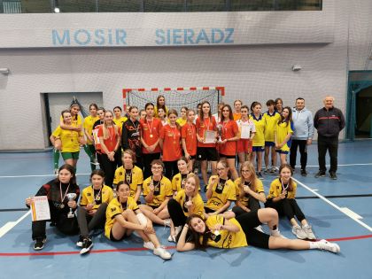 III miejsce dziewcząt w mistrzostwach województwa (ims kl. VII – VIII) w unihokeju