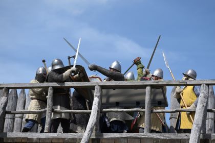 IV REKONSTRUKCJA HISTORYCZNA W TUMIE POD NAZWĄ POGOŃ ZA KORONĄ W RAMACH EUROPEJSKICH DNI ARCHEOLOGII